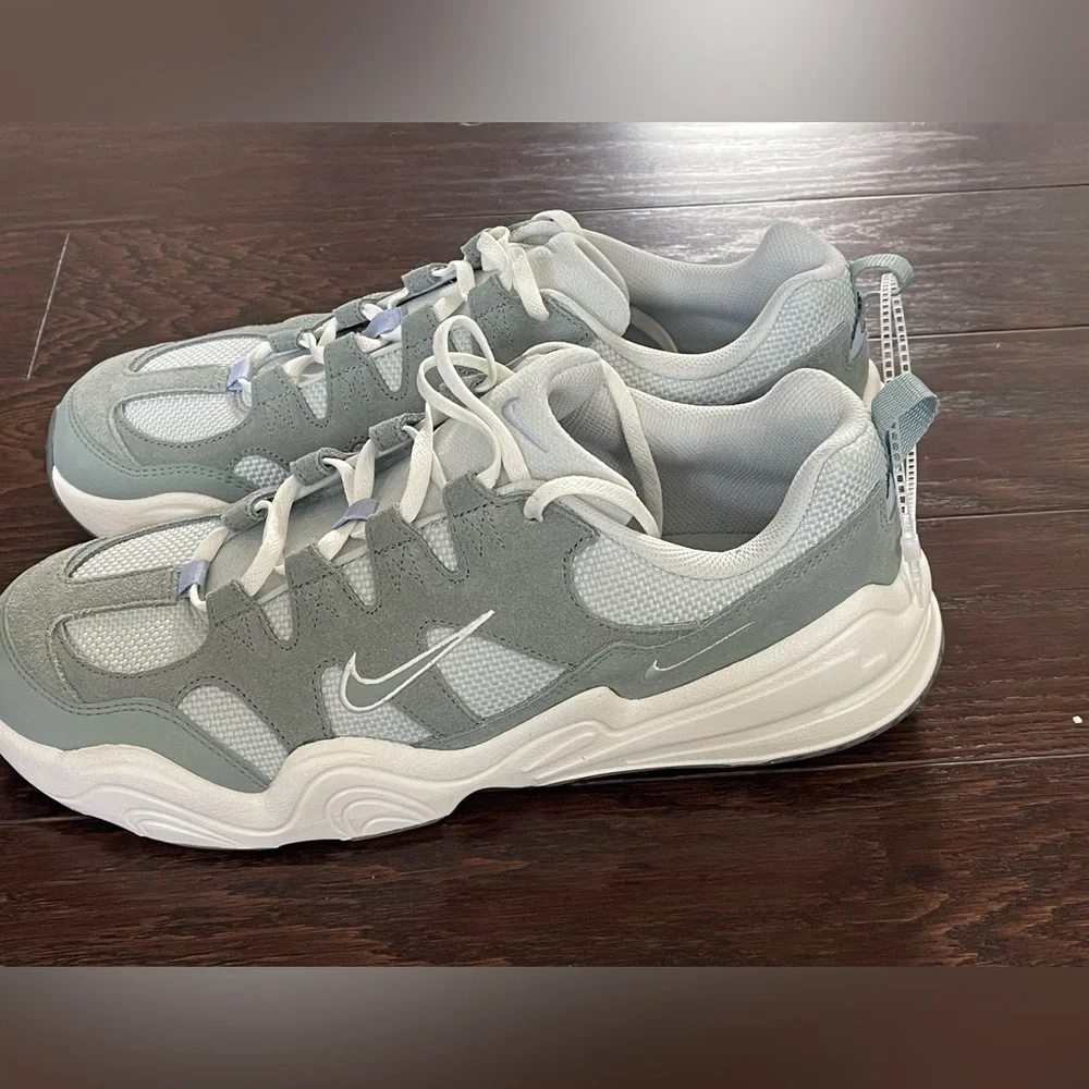 Women's Nike Casual Tech Hera DR9761-001 Light/Silver-Mica/Green Size 14.5